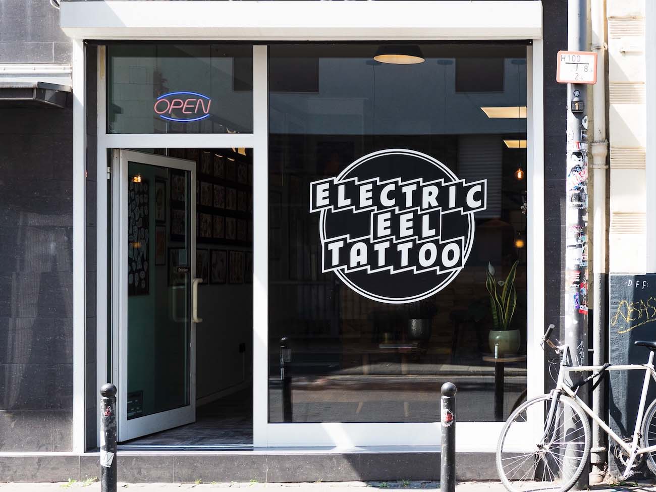 Eingang des Electric Eel Tattoo Studios in Köln Ehrenfeld