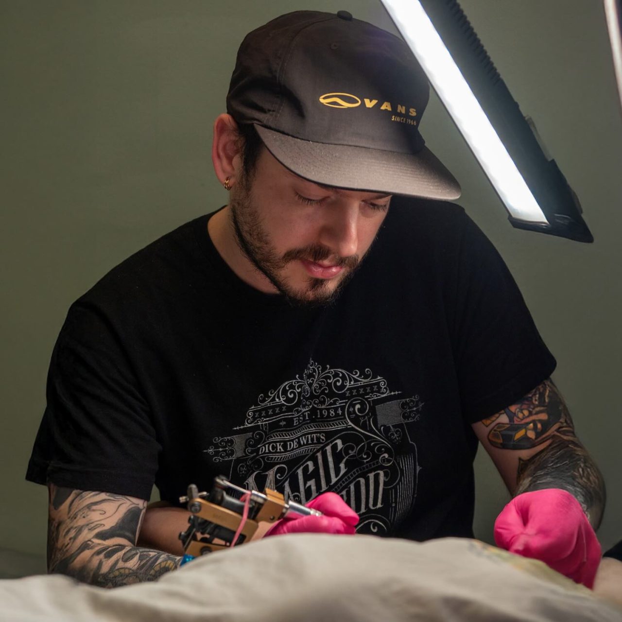 Tattoo Artist Felipe beim Tätowieren im Electric Eel Tattoo Studio