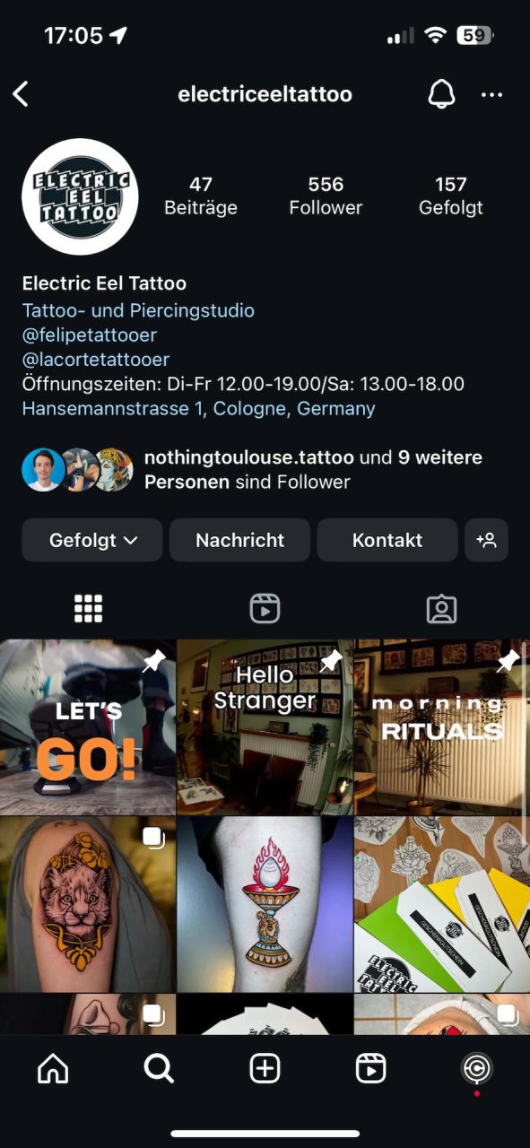 Screenshot des Instagram-Profils von Electric Eel Tattoo mit Studioinformationen, Öffnungszeiten und Tattoo-Beiträgen.
