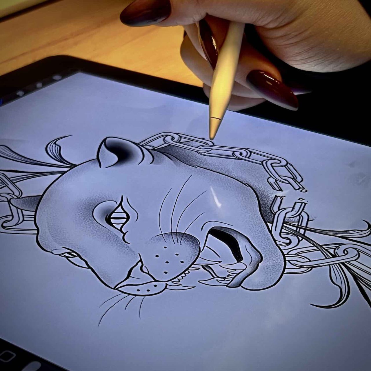 Digitaler Tattoo-Entwurf einer Raubkatze auf einem Tablet