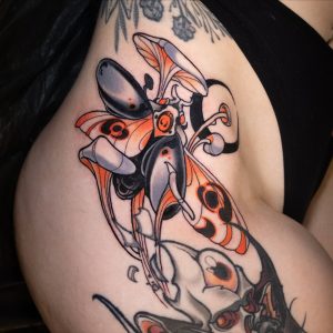 Nahaufnahme eines farbigen Tattoos mit stilisiertem Insektenmotiv von Luiz Lacorte, umgesetzt im Electric Eel Tattoo Studio in Köln-Ehrenfeld.