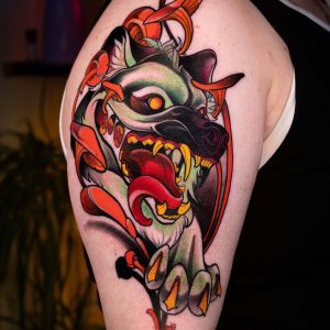 Nahaufnahme eines farbigen Oberarm-Tattoos mit Wolfmotiv von Luiz Lacorte, umgesetzt im Electric Eel Tattoo Studio in Köln-Ehrenfeld.