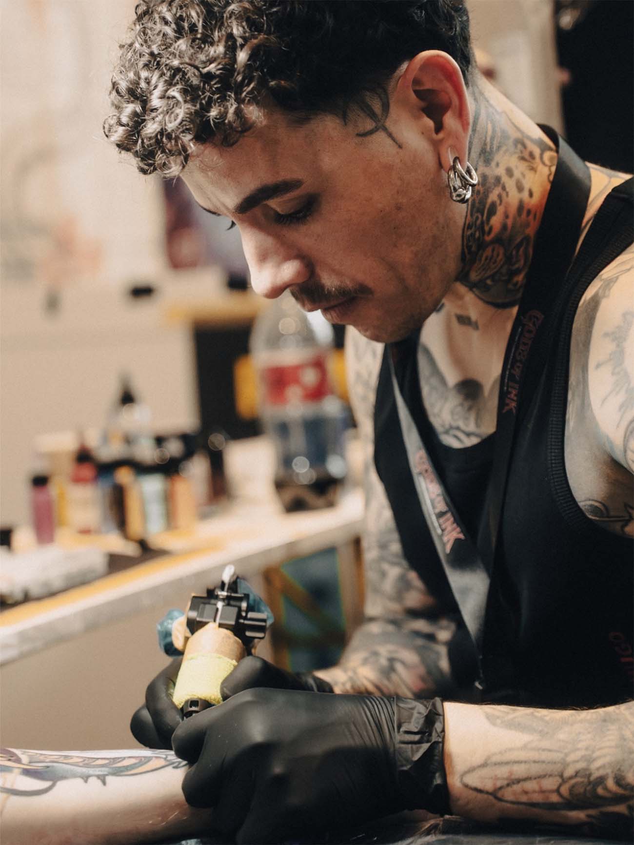 Tattoo-Artist Luiz bei der Arbeit im Electric Eel Tattoo Studio in Köln-Ehrenfeld. Sein Schwerpunkt liegt auf Neo-Traditional Tattoos und seinem Stil „Dreams & Nightmares“.