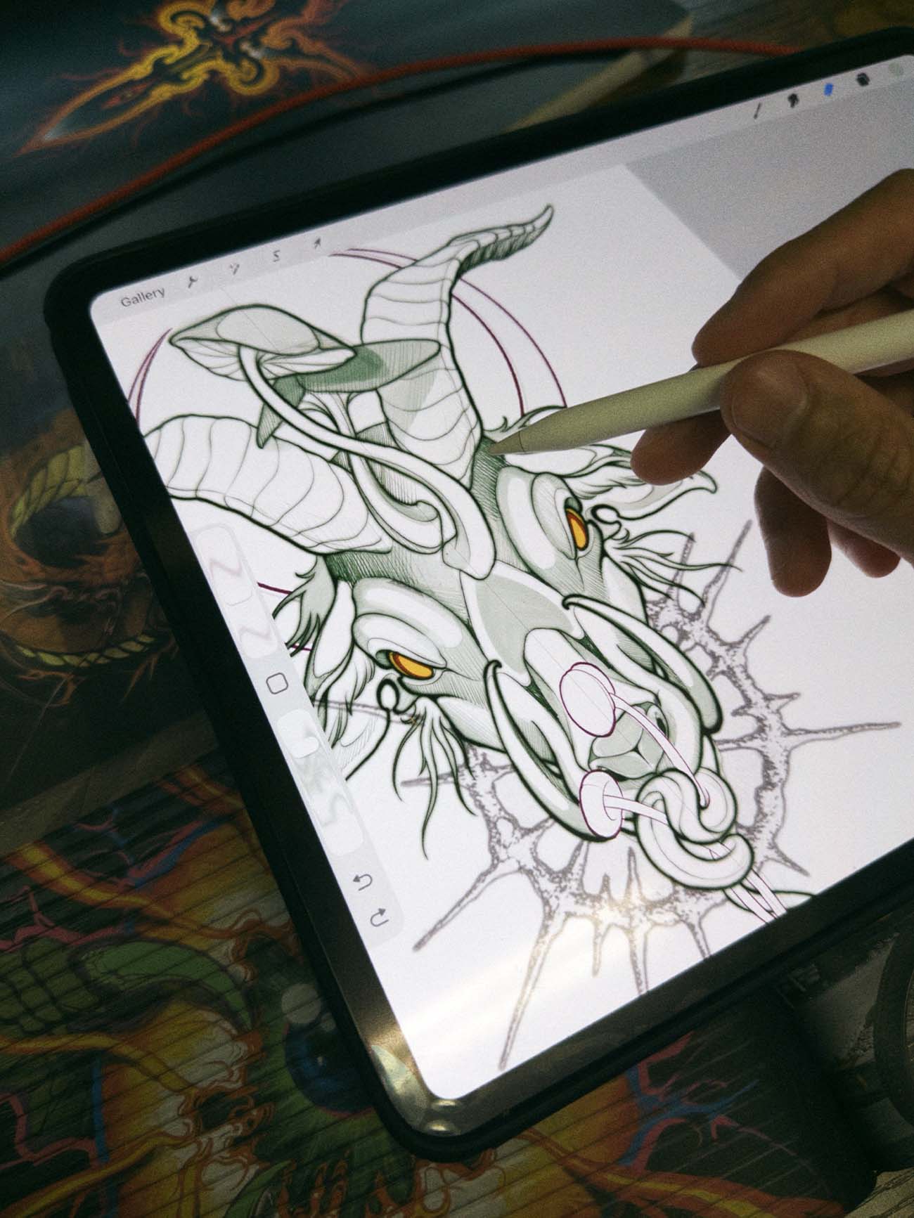 Digitaler Tattoo-Entwurf von Luiz für ein individuelles Neo-Traditional Motiv. Bei Electric Eel Tattoo in Köln-Ehrenfeld werden Motiv, Proportionen, Farben und Platzierung auf die jeweilige Körperstelle abgestimmt.